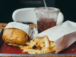 hamburguesa con patatas fritas y coca-cola